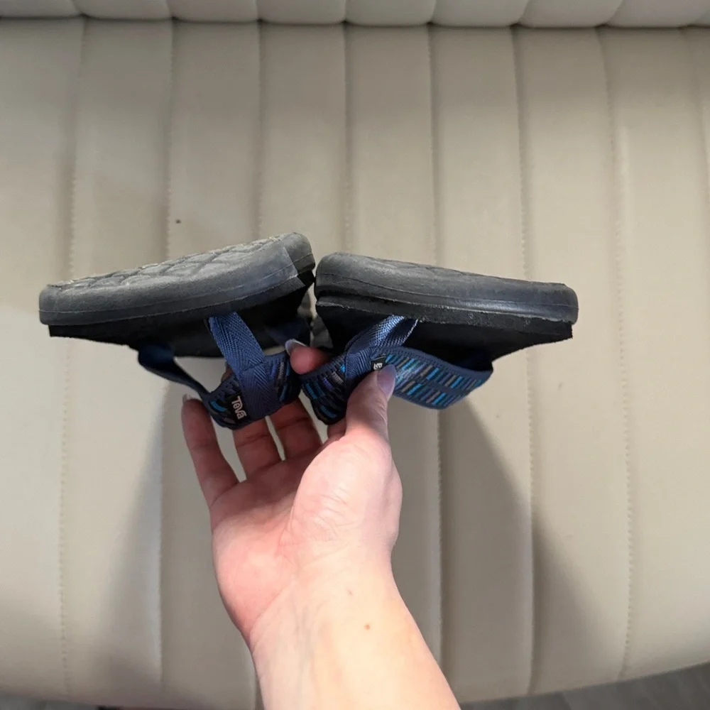 Teva flops footbed style
